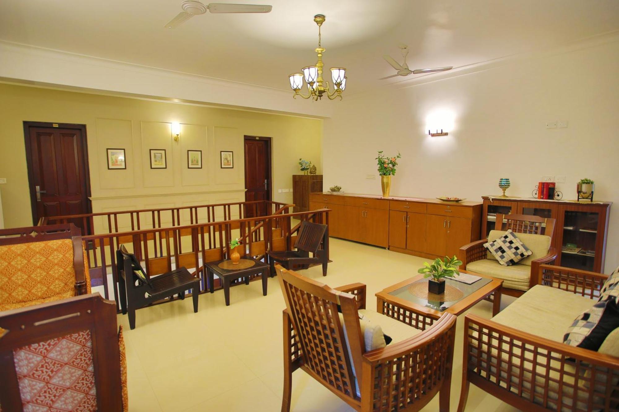 Chithirapuram Palace ムンナル エクステリア 写真